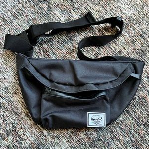 Herschel Seventeen Waist Pack. Black/Black Zipper. New without Tags.